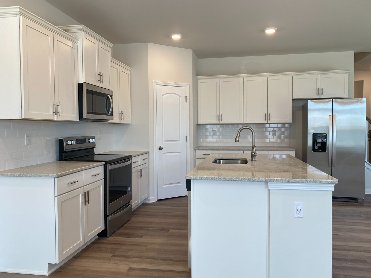 Room In 4 Bedroom Home At Planters Trace Ln – photo 1 of 196