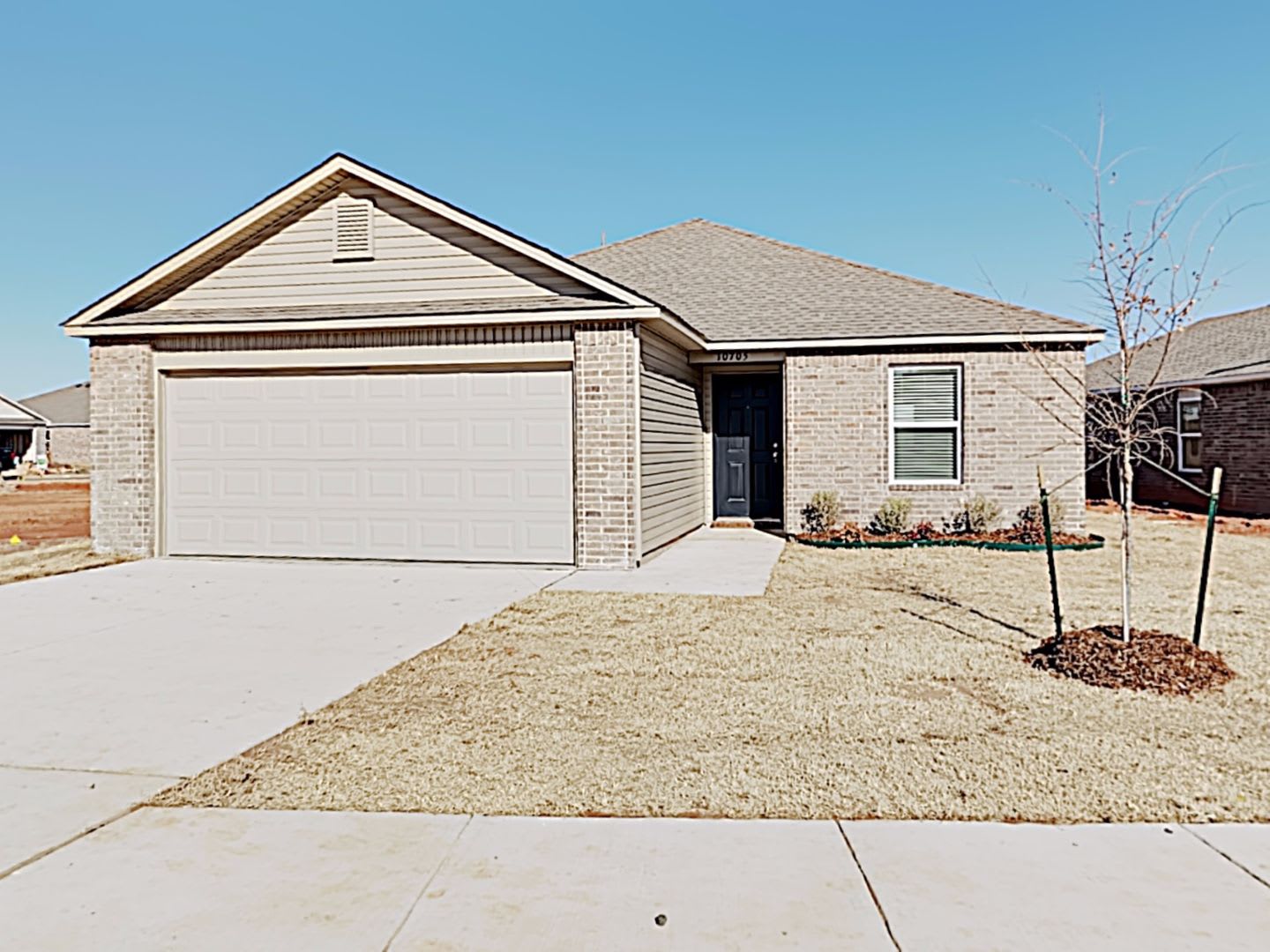 Spacious 3 Bedroom 2 Bath Home in Mustang Schools – photo 1