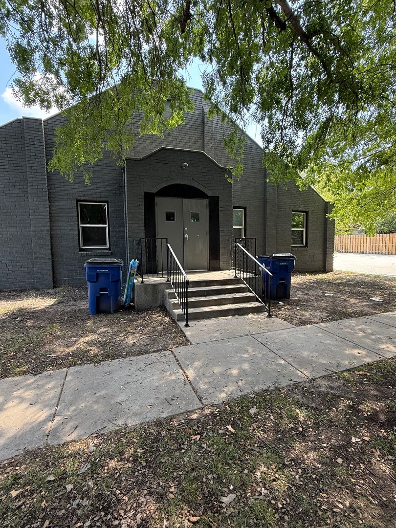 Beautiful 3 Bedroom 2 Bathroom Quadplex Near Downtown Wichita Modern Amenities Pet Friendly – photo 1