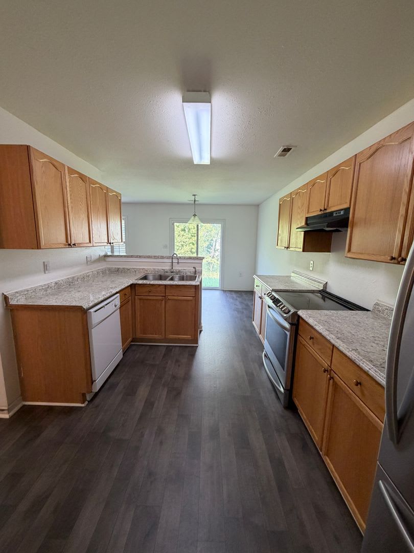Available for immediate move in! – photo 1