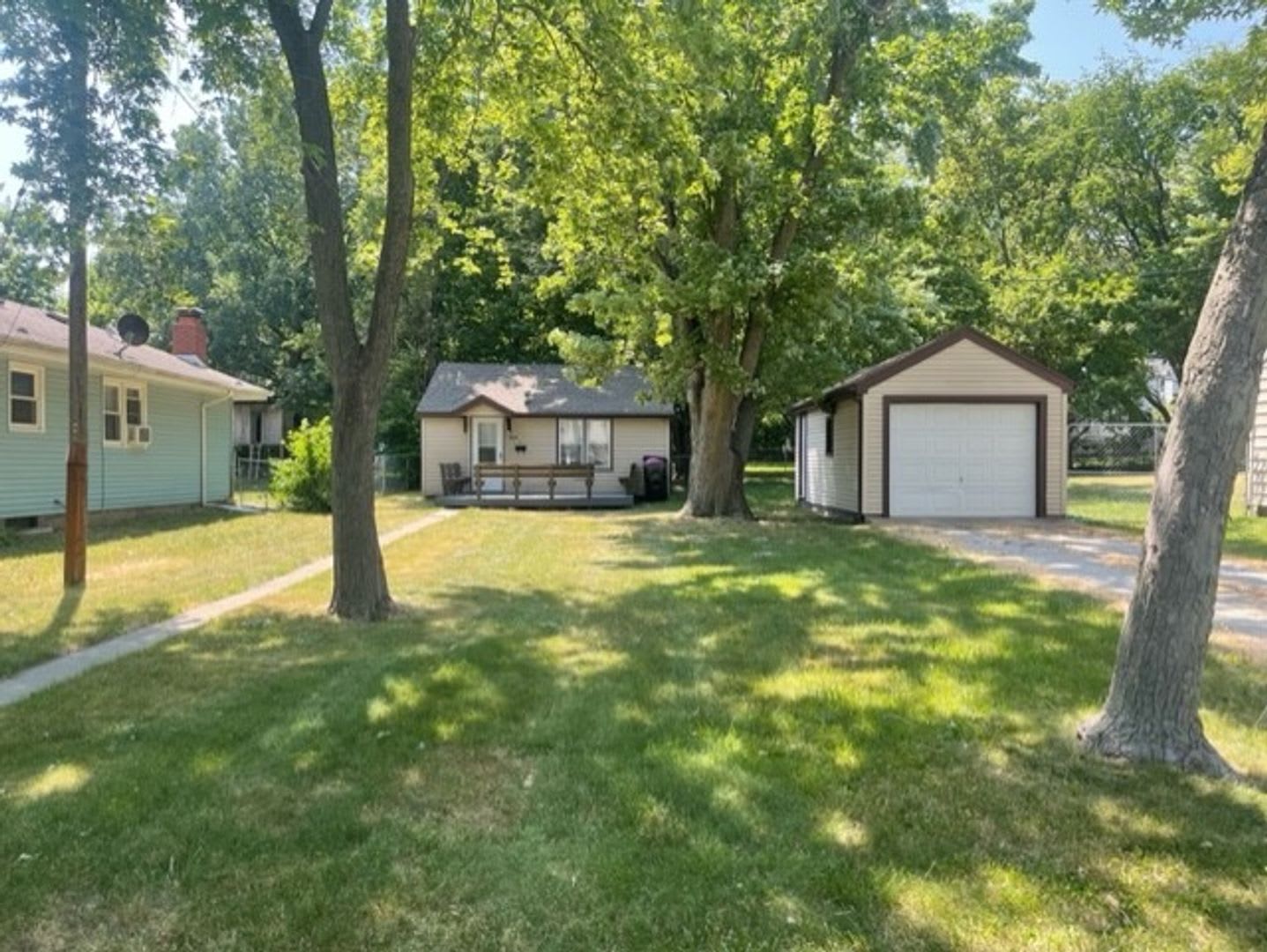 Charming 1 Bedroom, 1 Bathroom Home in Normal! – photo 1