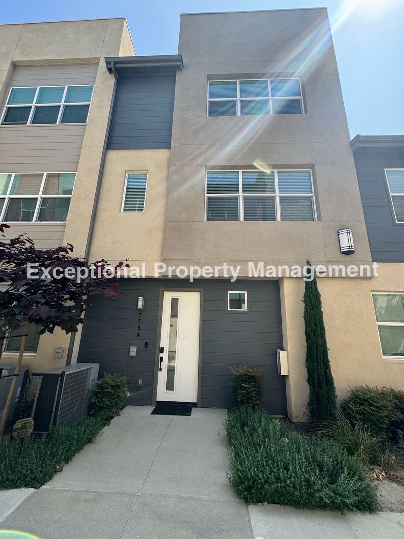 Ready to move in 3 bed 3 bath home! – photo 1