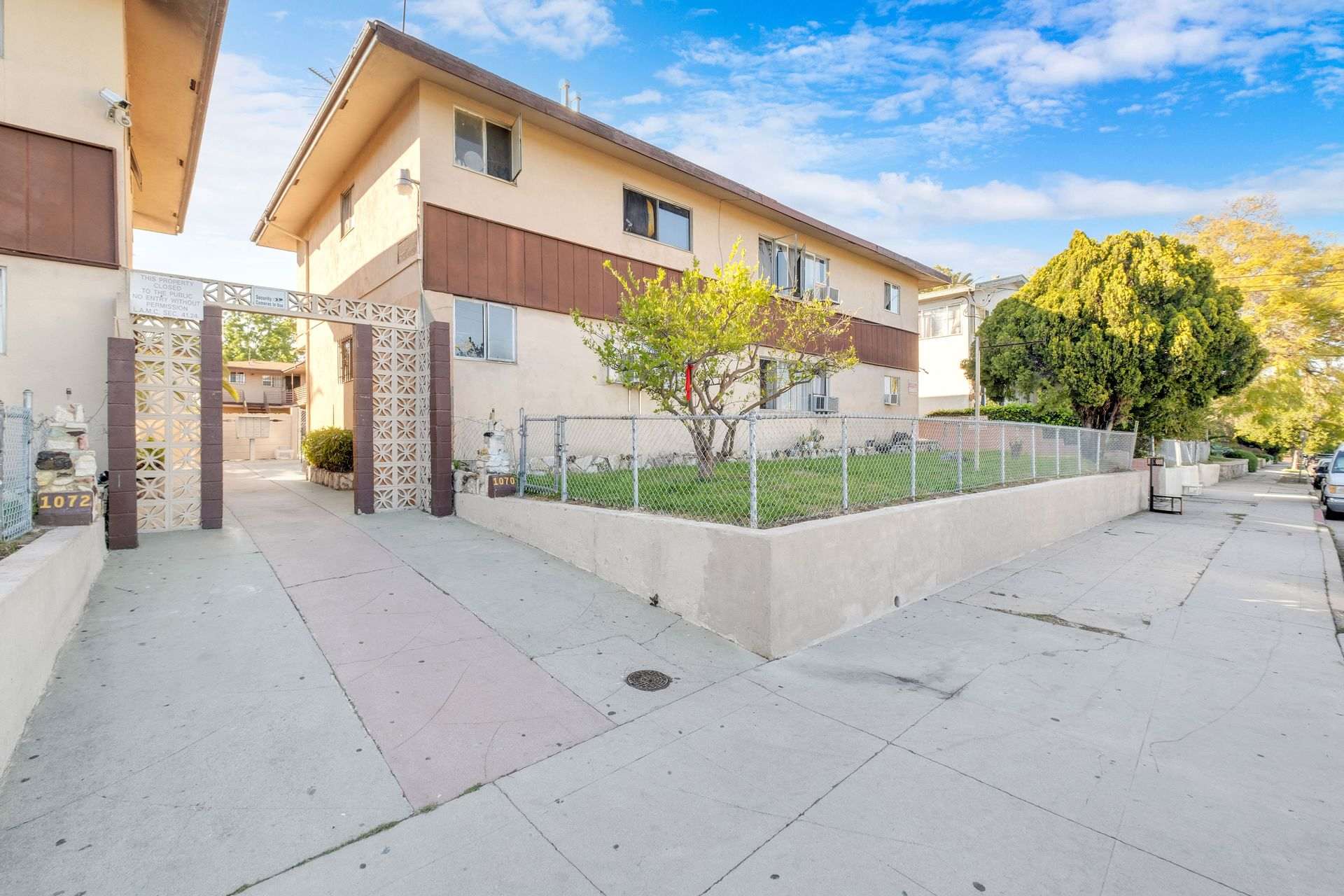 A large one-bedroom unit in a peaceful courtyard style apartment is now available! – photo 1