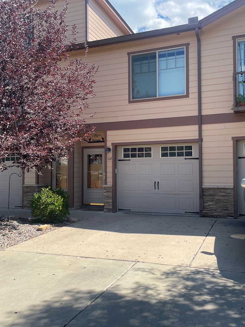 Convenient Location! 1 Bedroom Furnished Townhome with access to great valley views! – photo 1 of 16