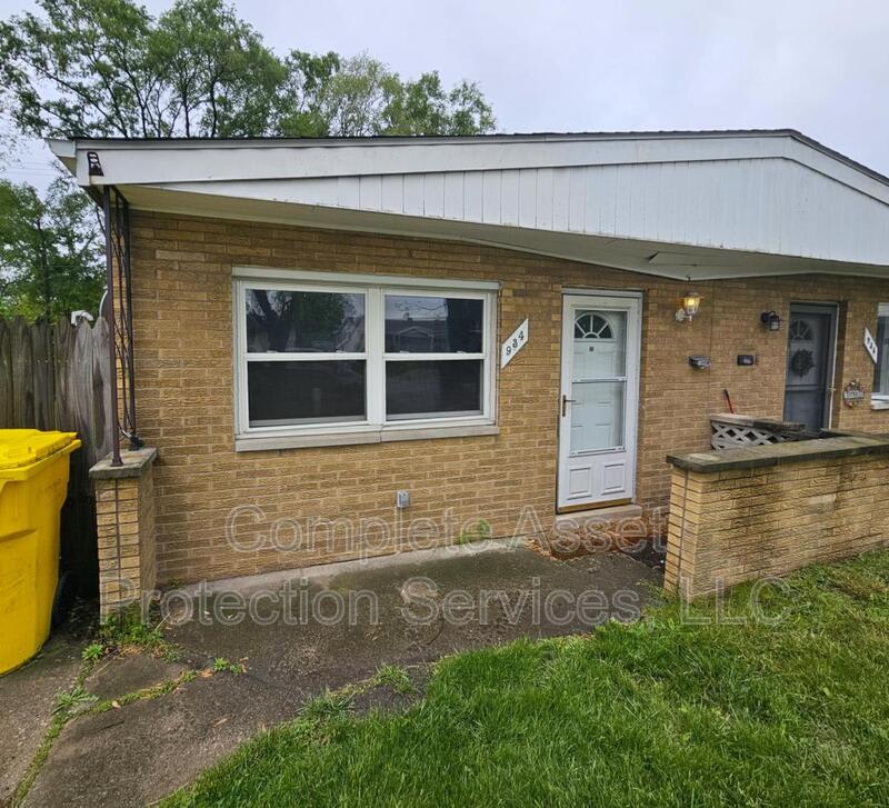 934 N Wood St – photo 1 of 44
