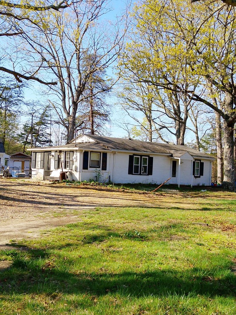 Charming 2Br House In Manassas – photo 1 of 28
