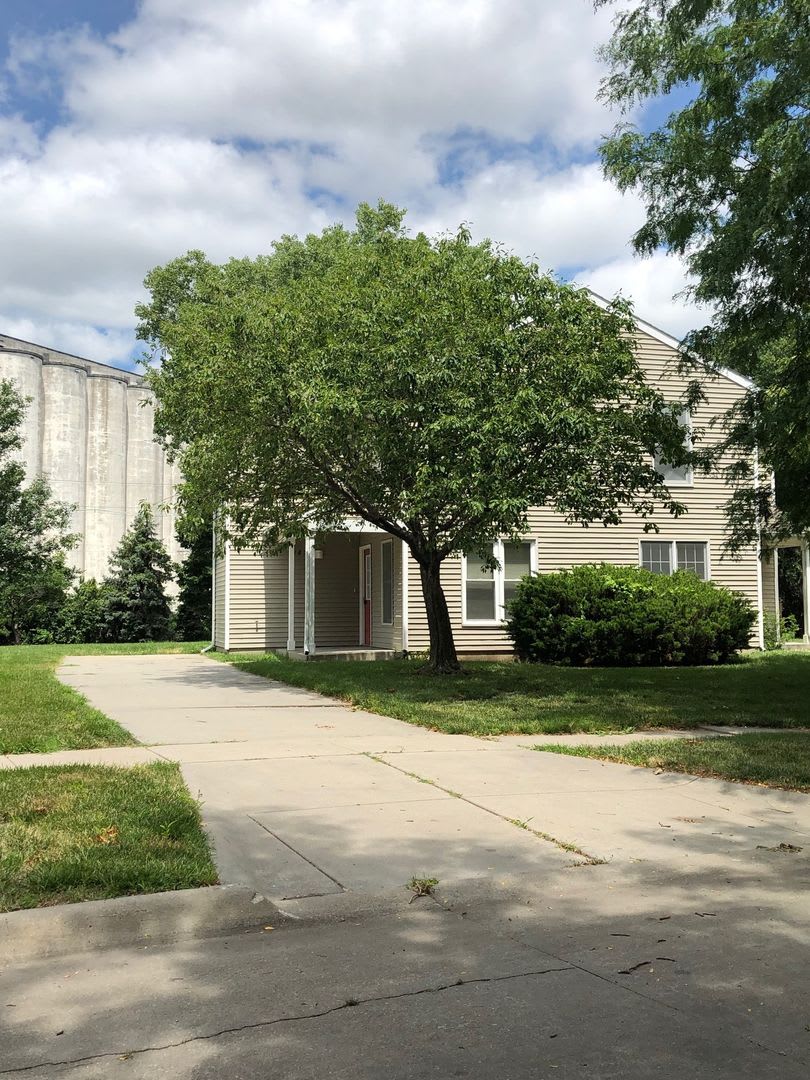 Updated 3 Bedroom Duplex Townhome on Quiet Tree-Lined Street – photo 1
