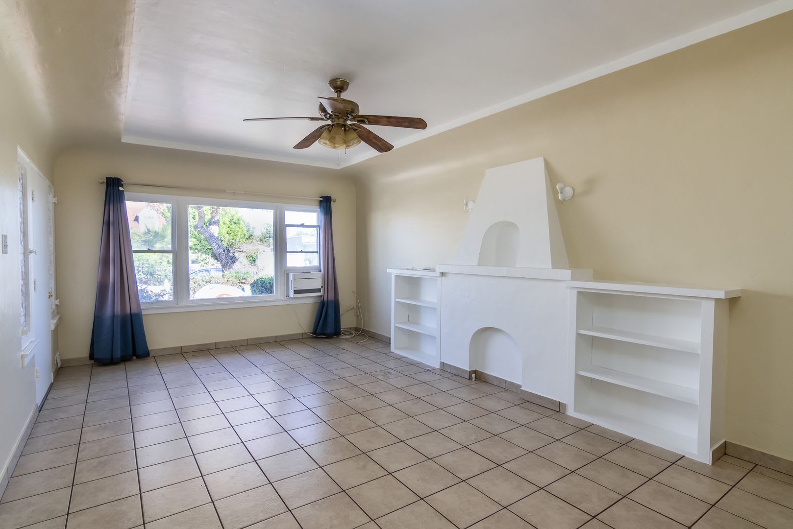Spacious 1-Bedroom Apartment in Huntington Park – photo 1 of 20