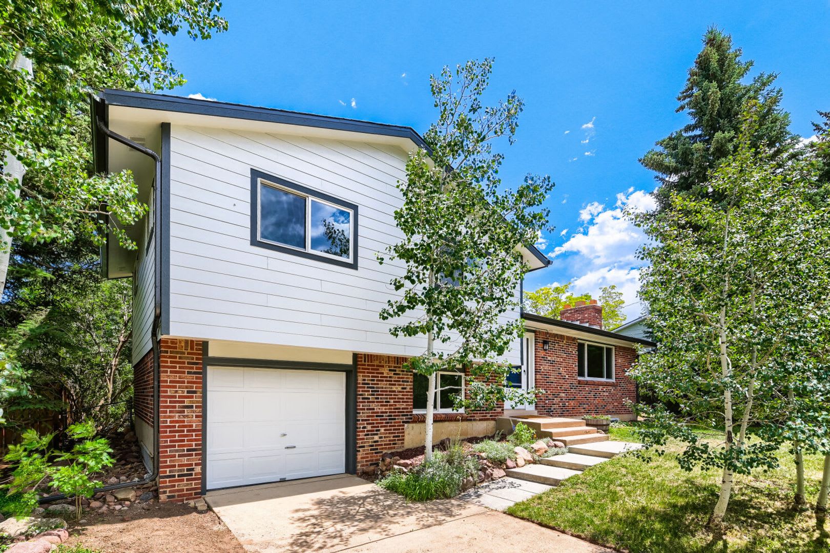 Beautiful 3 Bedroom Home With Large Backyard Mountain Views – photo 1