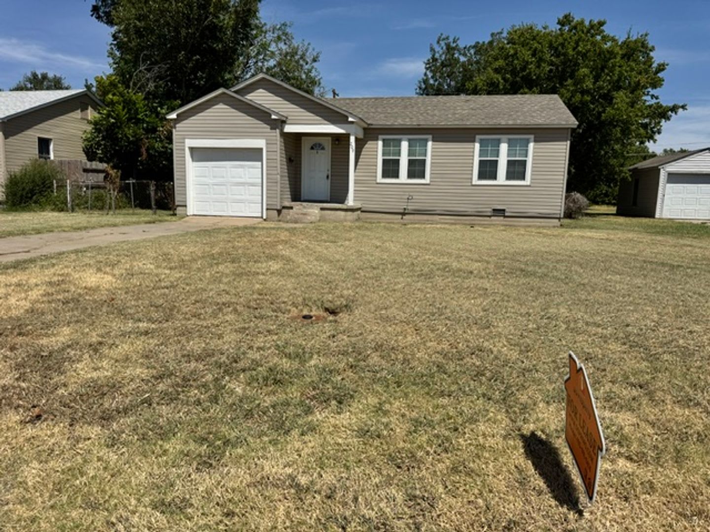 2 bedroom in Norman! hardwood floors, laundry connections and a huge backyard! – photo 1