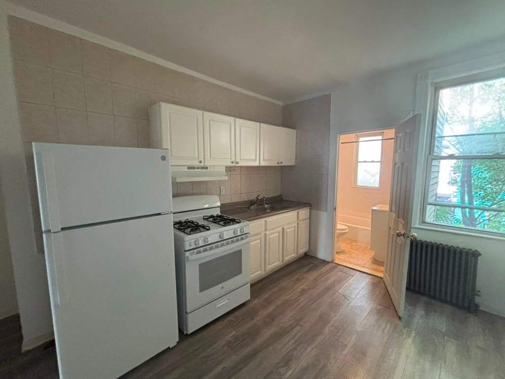 72 Rose Ave – photo 1