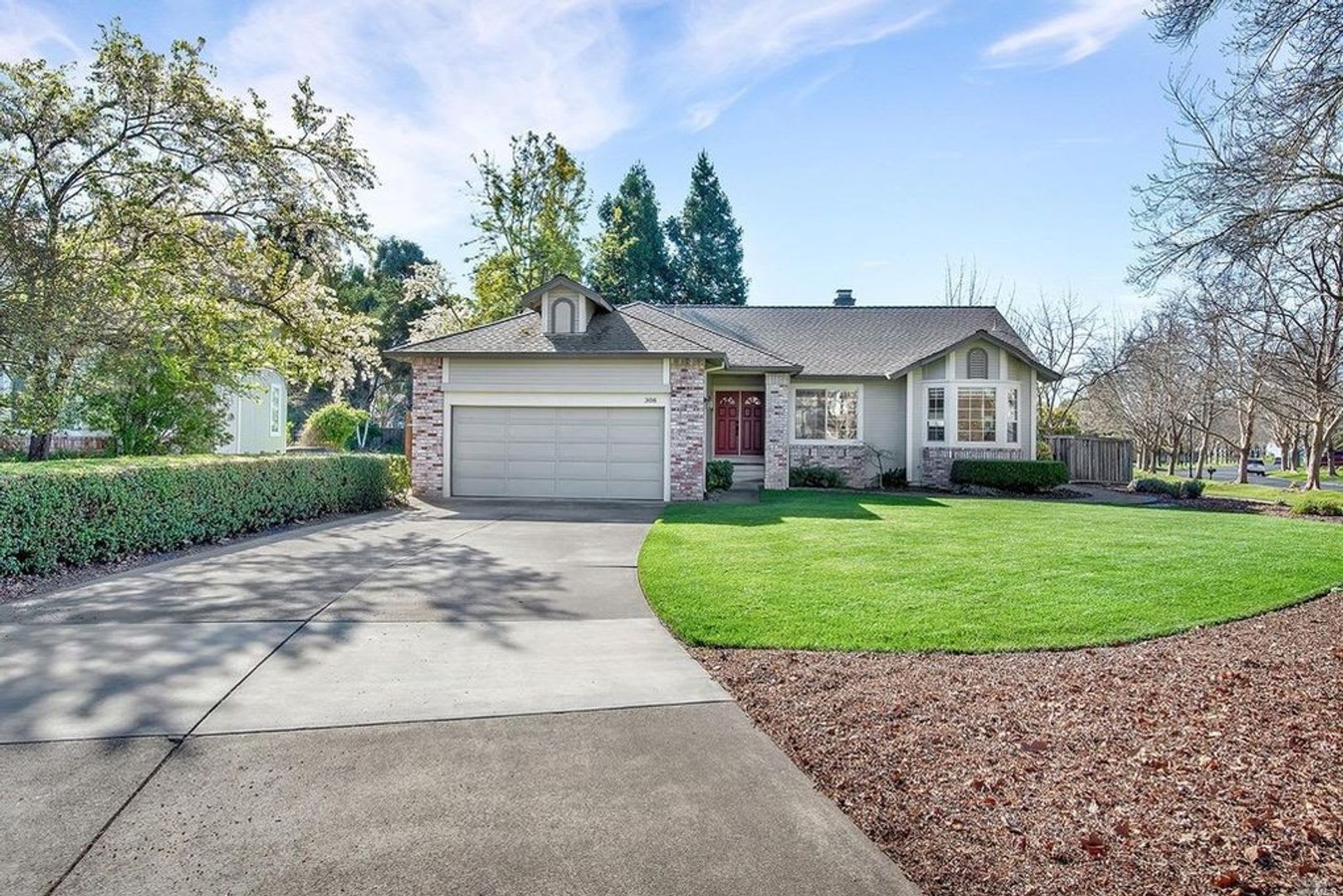 Beautiful Home in the Lakewood Hills Gated Community! – photo 1 of 24