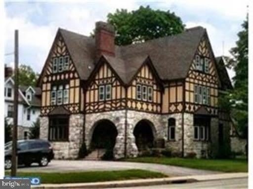 25 MONTROSE AVENUE – photo 1 of 18