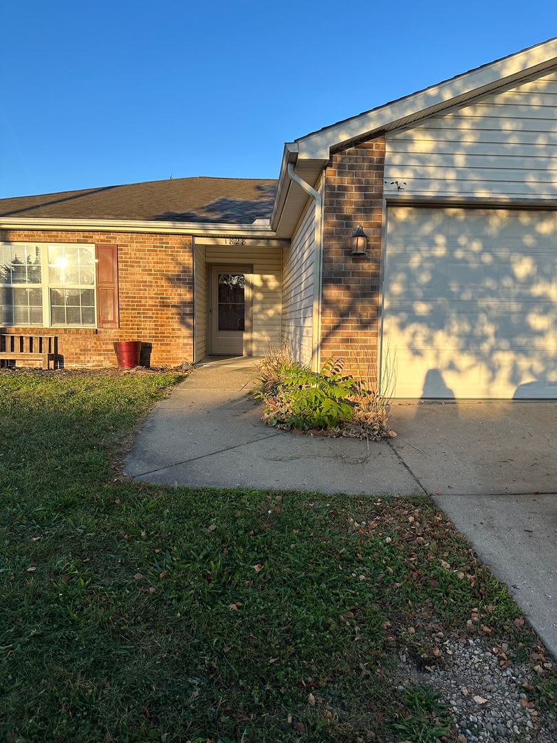 3-Bedroom, 2-Bathroom Home with Fenced-in Backyard! – photo 1