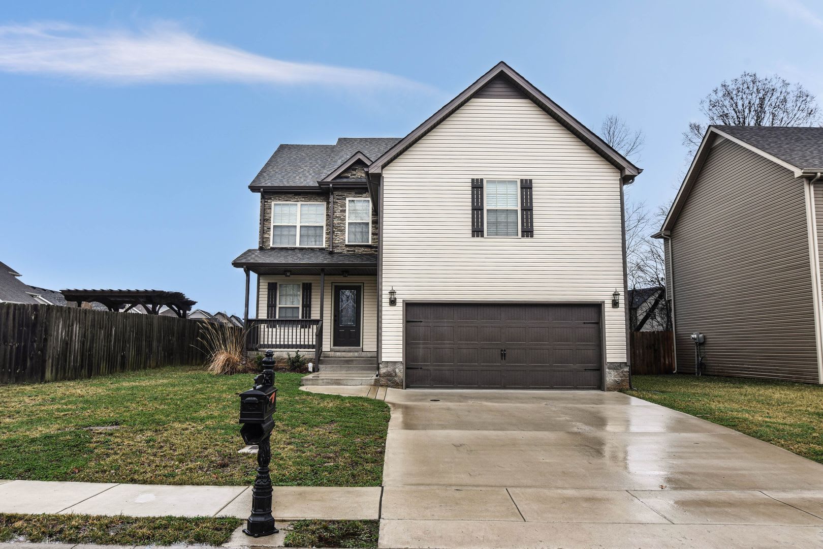 Pet Friendly Three Bedroom with Bonus! – photo 1