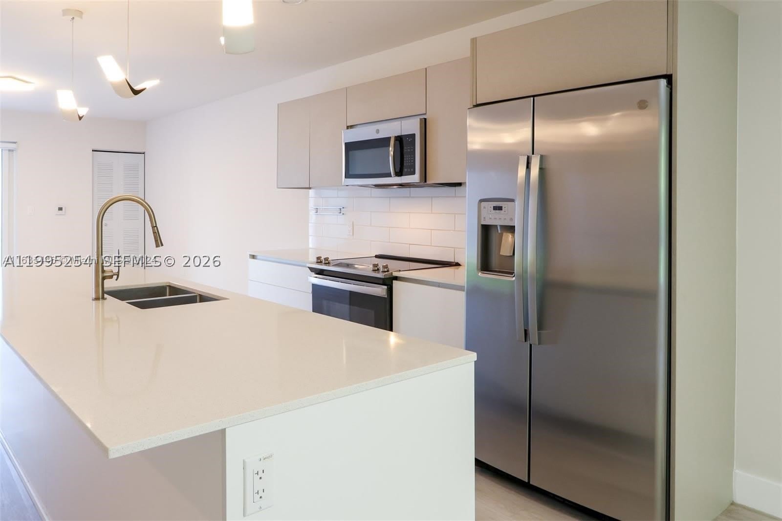 2555 NE 193rd St – photo 1