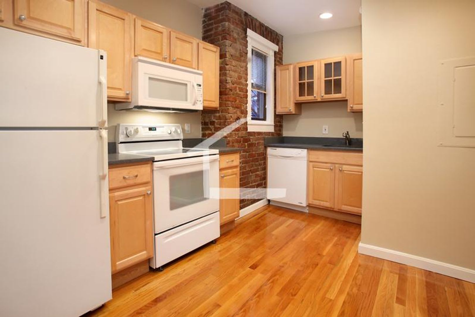 Nicely renovated 1 bed in the heart of Fenway! – photo 1