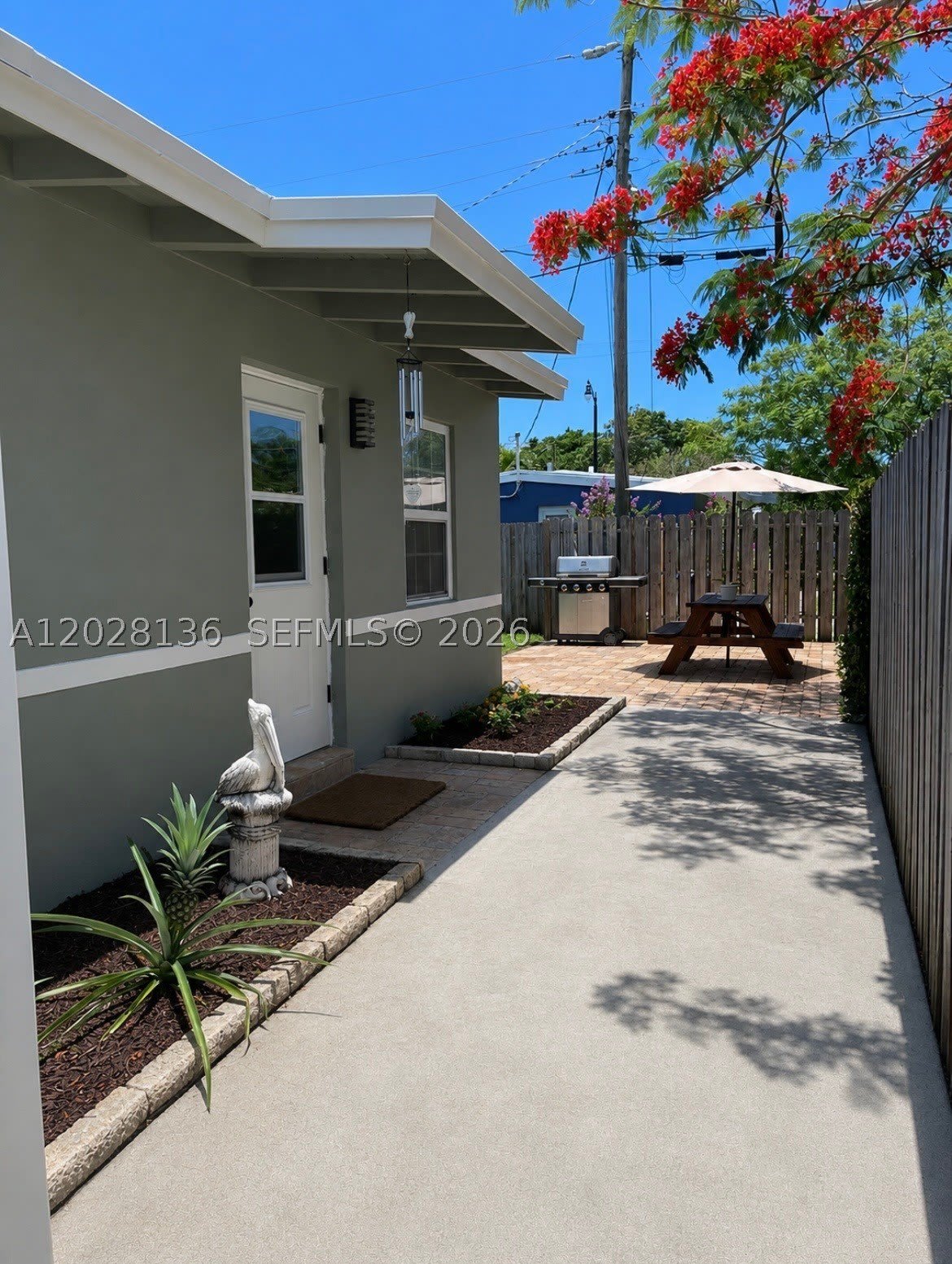 810 NE 3rd Ave – photo 1