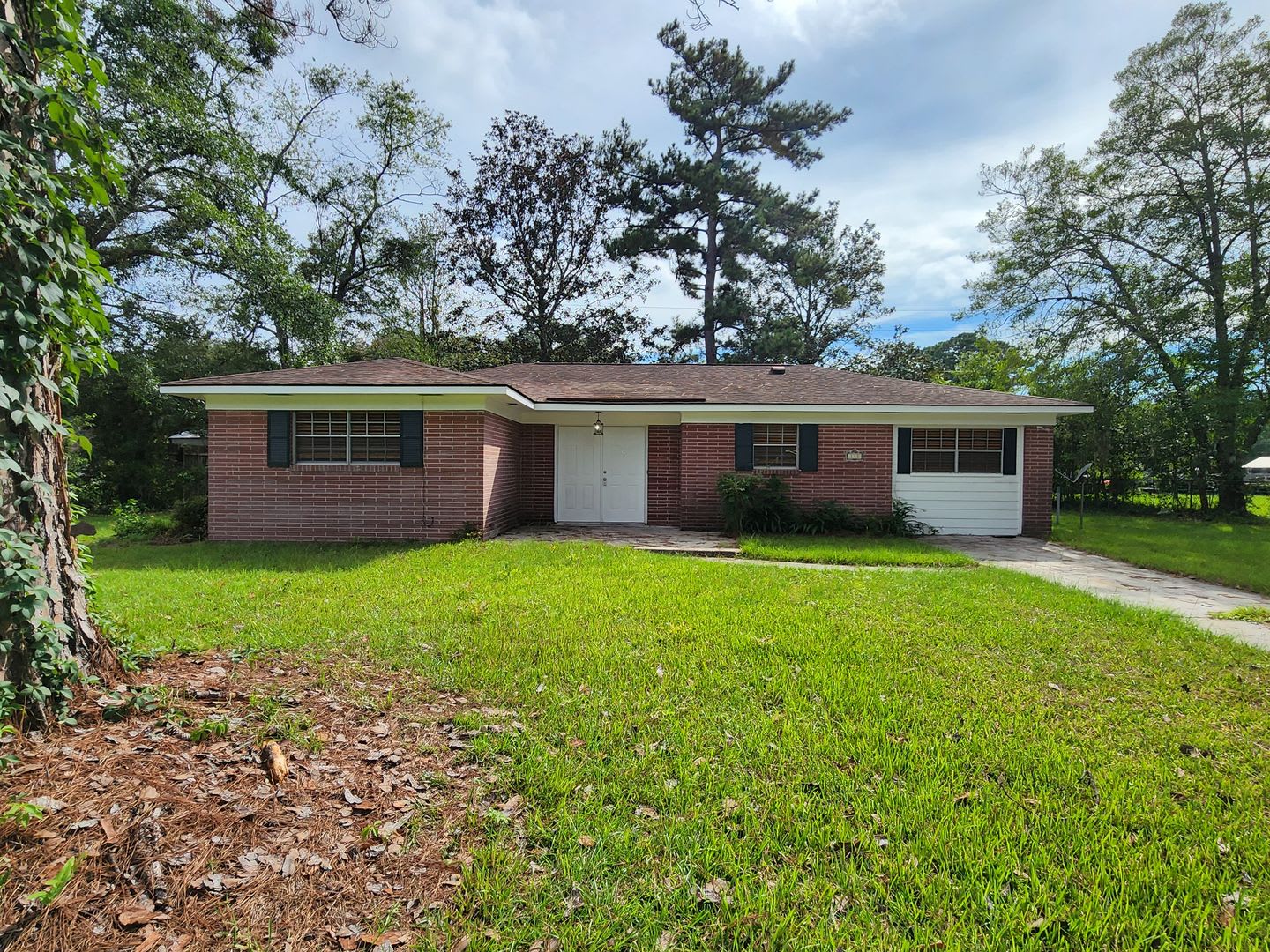 *Available Now* 3 bedroom 1.5 house with open floor plan. – photo 1 of 13