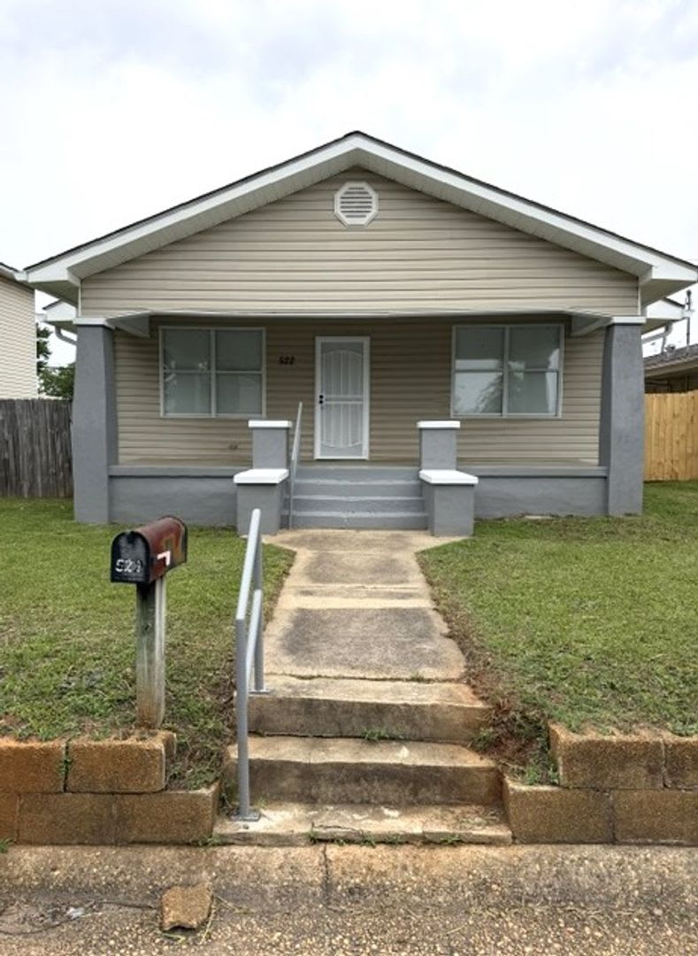 3 minutes from campus! 4 bedroom 2 bath house available now! – photo 1