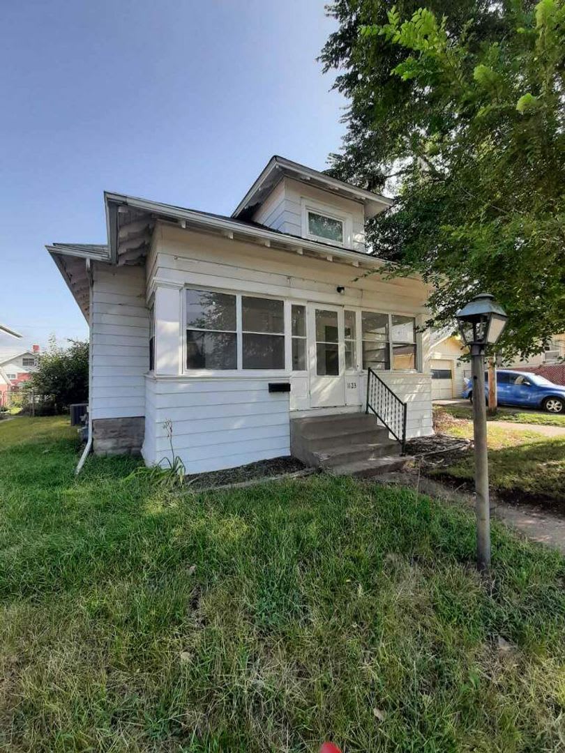 3 bed 1 bath Rock Island Home! – photo 1 of 13