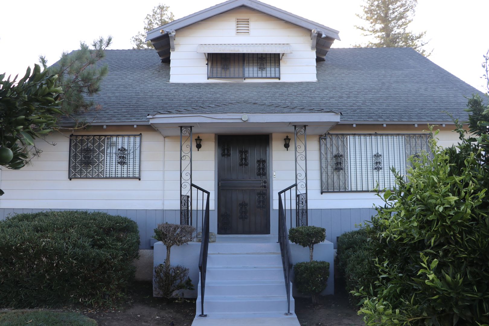 3214 S Leonard Ave – photo 1 of 345