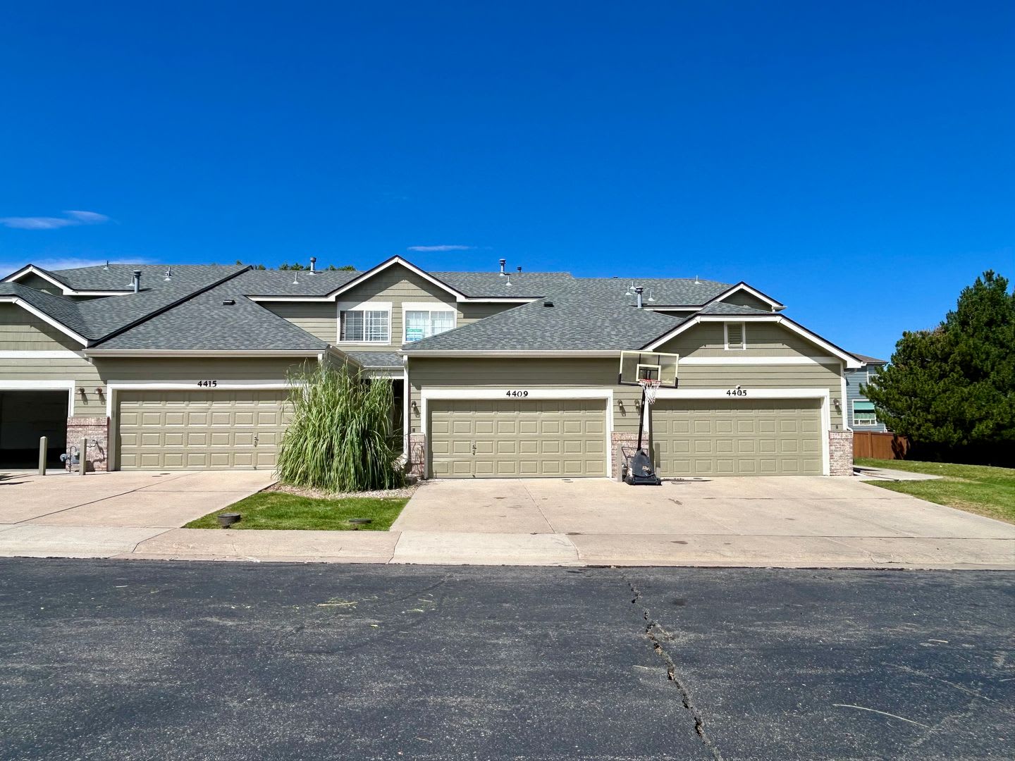 Lovely 2-Story Townhome in Aurora's Willow Trace Community – photo 1 of 33