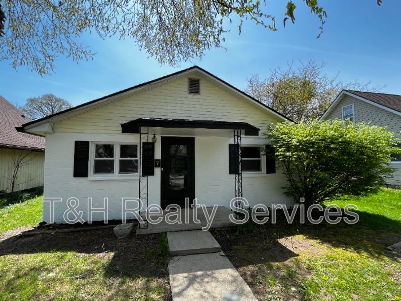 129 West Neal Street – photo 1 of 16