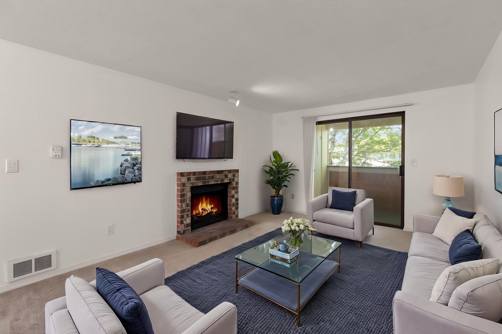 New Carpet And Paint Top Floor 2Drm 2 Full Bath Open Floor Plan Pool Water Sewer Garbage Included In Rent – photo 1 of 15