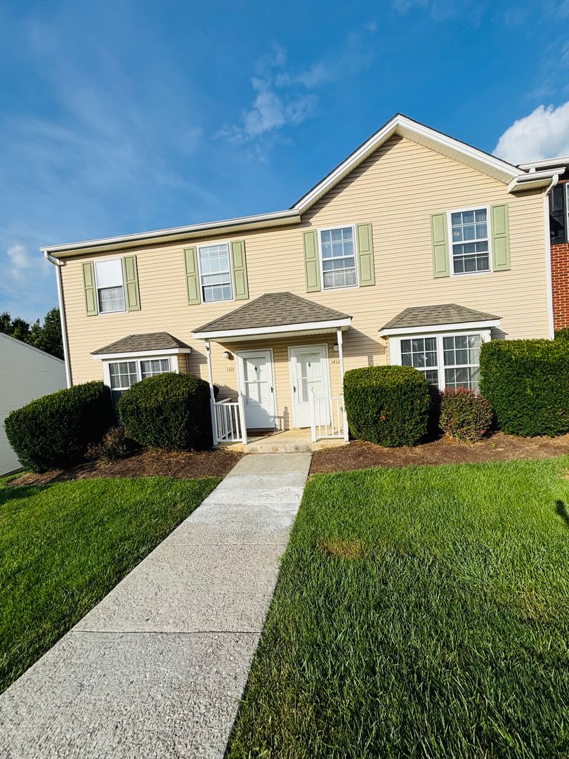4 Bedroom, 2.5 Bath Townhouse – photo 1