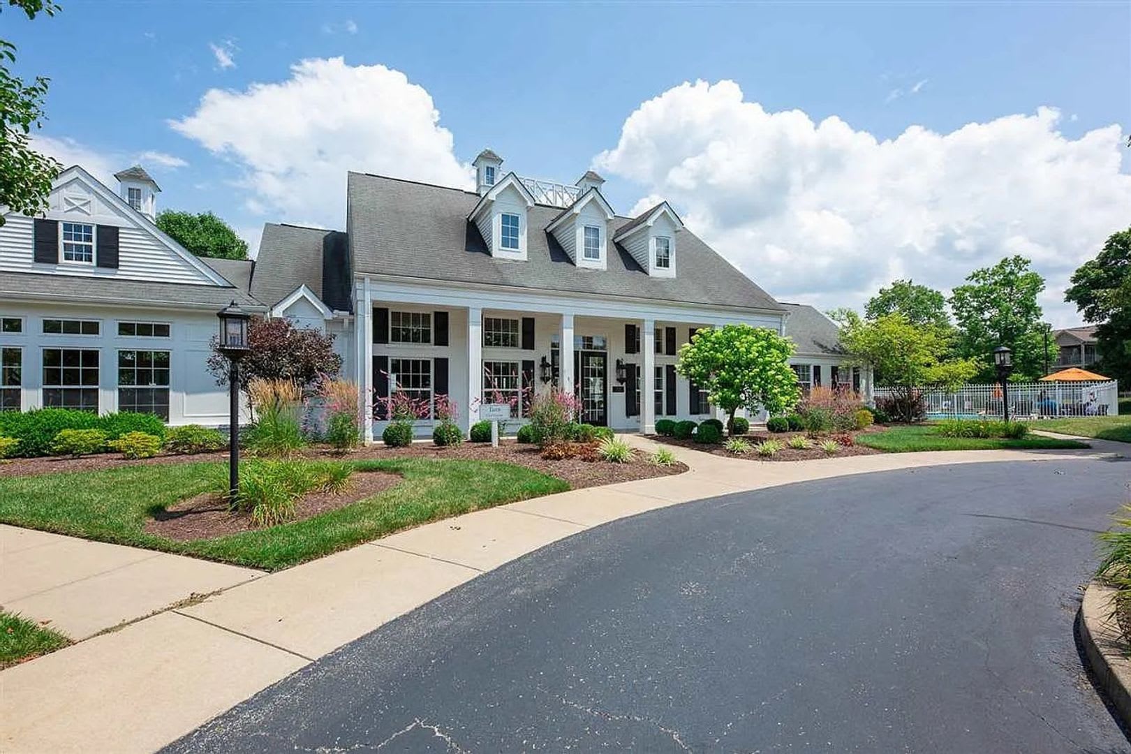 Spacious 2BR Condo with awesome amenities in Florence – photo 1