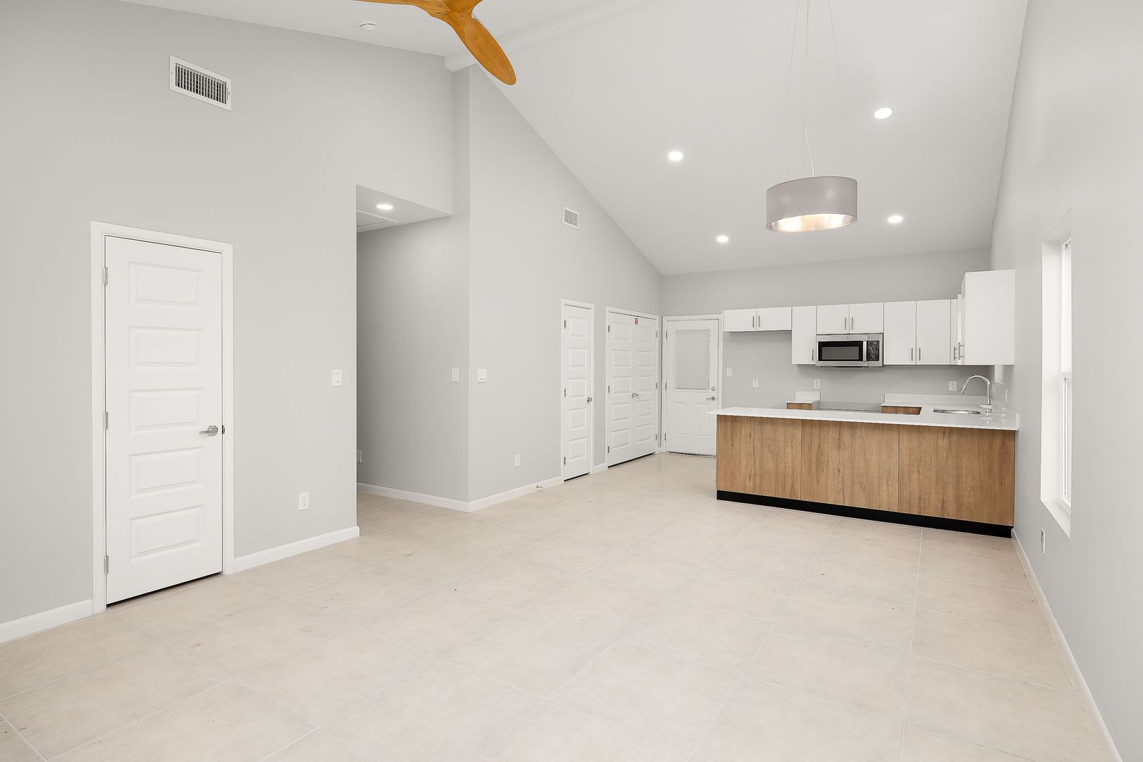Brand-New 3 Bedroom, 2 Bath Apartment for Rent – photo 1