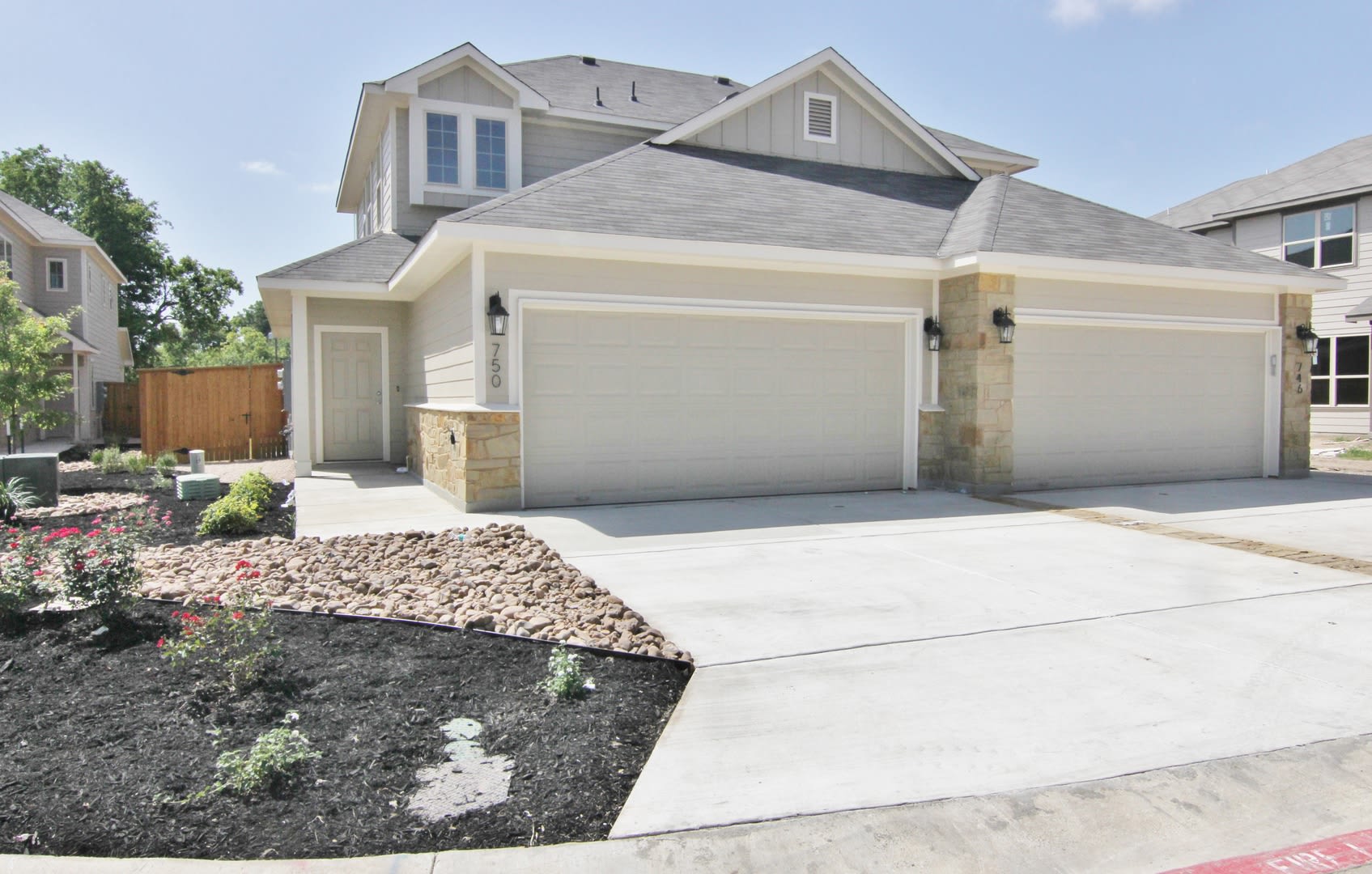 Walk to Faust St Bridge / Fridge, Washer & Dryer Included / Primary on 1st Floor / CISD – photo 1