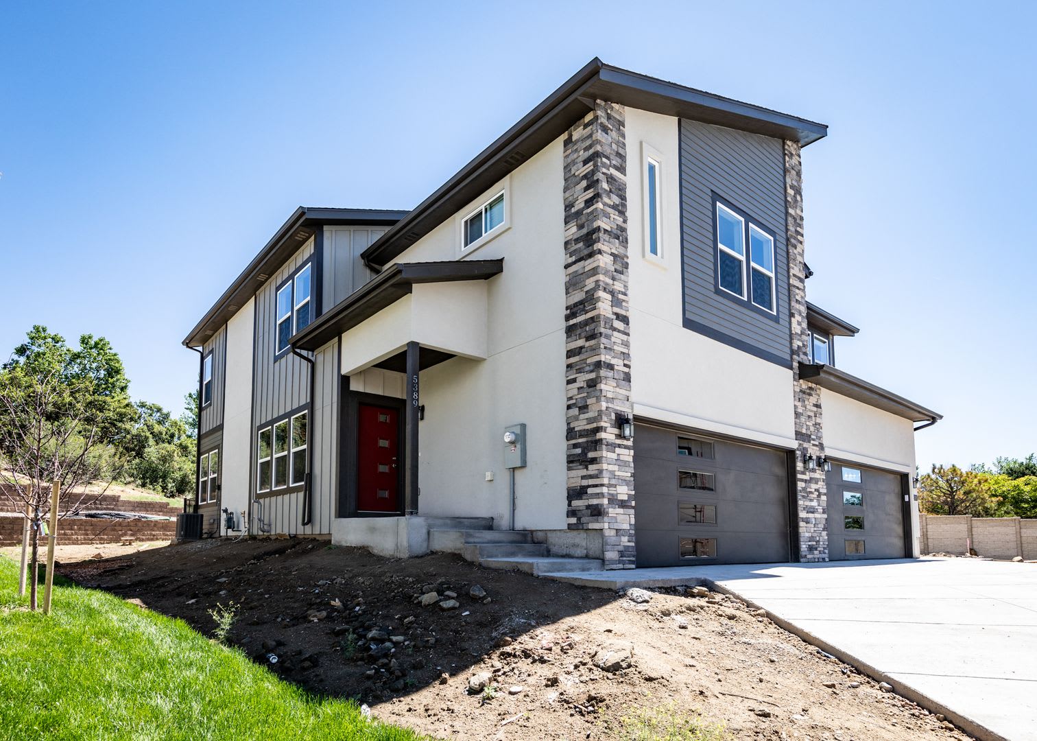 Stunning Like New 3 Bedroom Townhome – photo 1