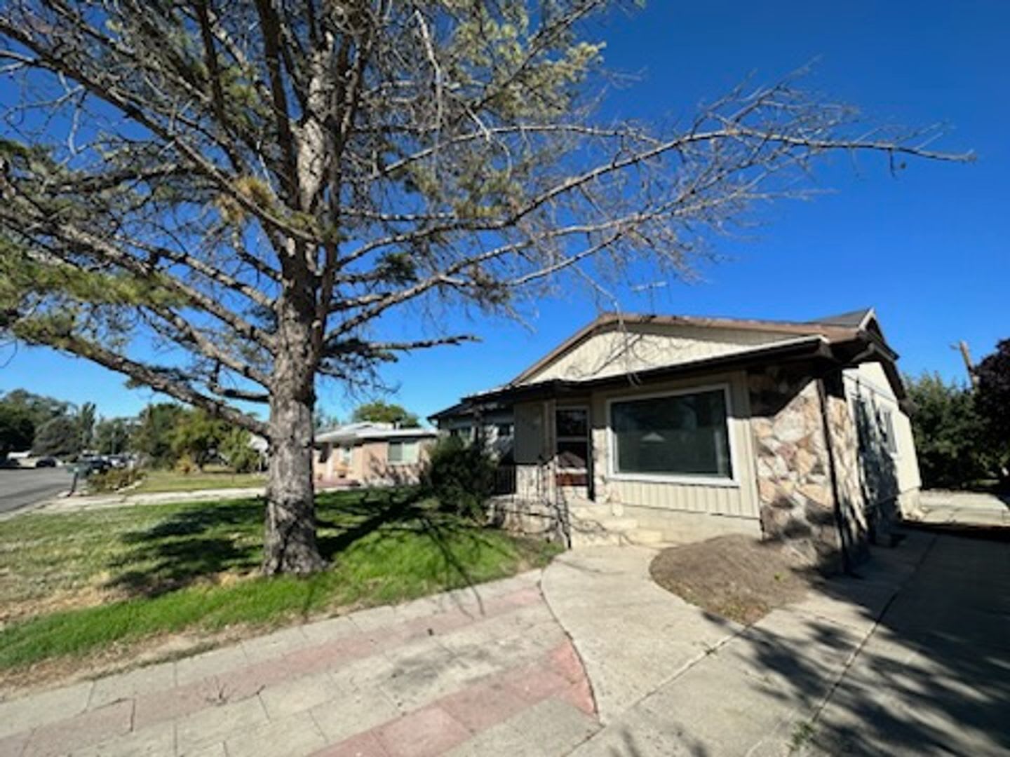 Beautiful 6 Bedroom 2 Bathroom Home Is A Must See – photo 1 of 154