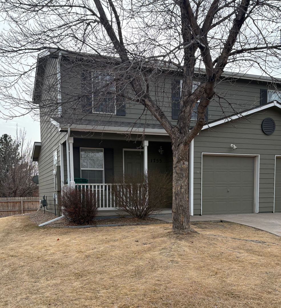 Adorable 2 bedroom Townhome! Lease Special $400 Rent Credit! – photo 1
