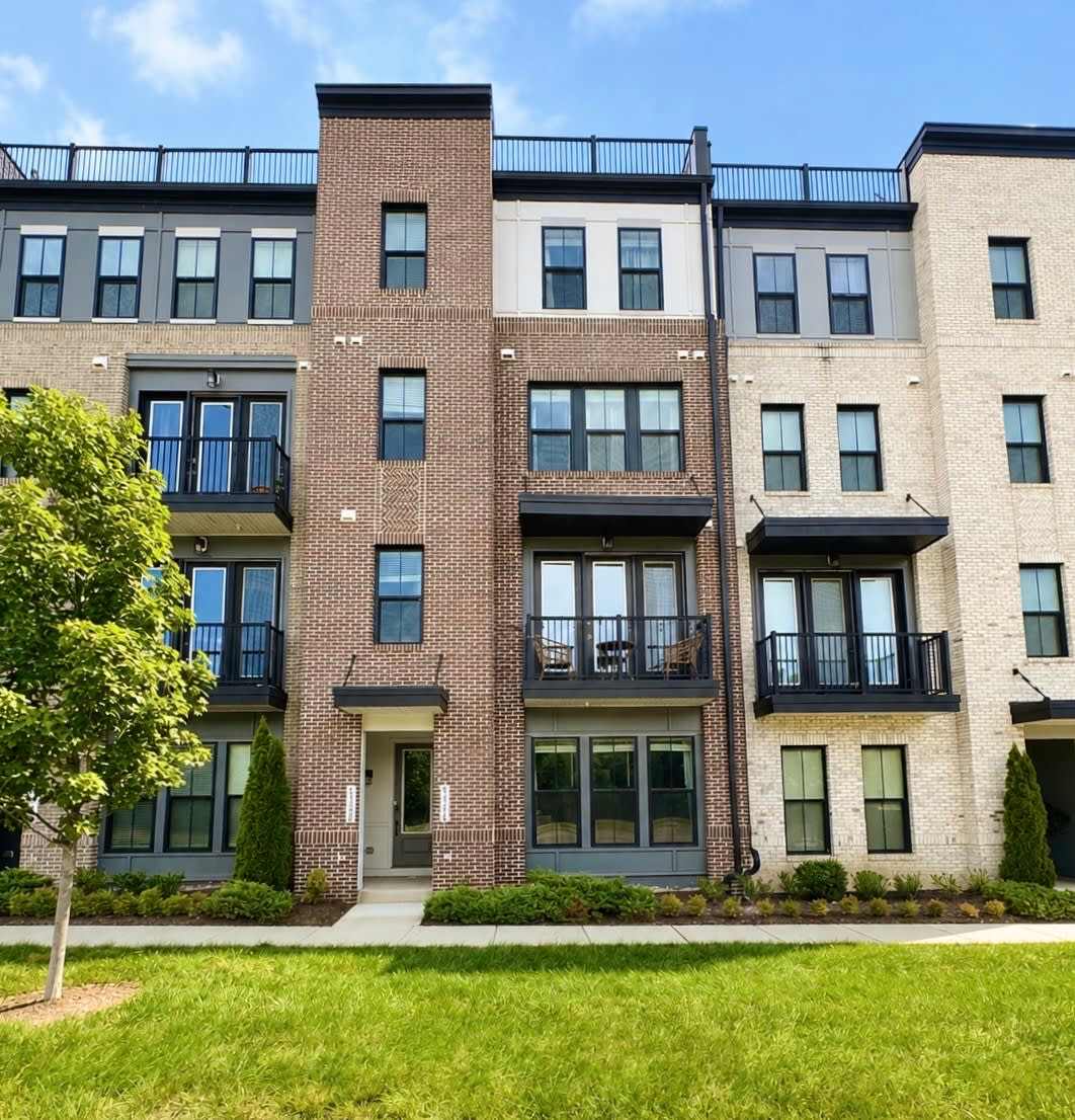 43256 Farringdon Square – photo 1 of 28