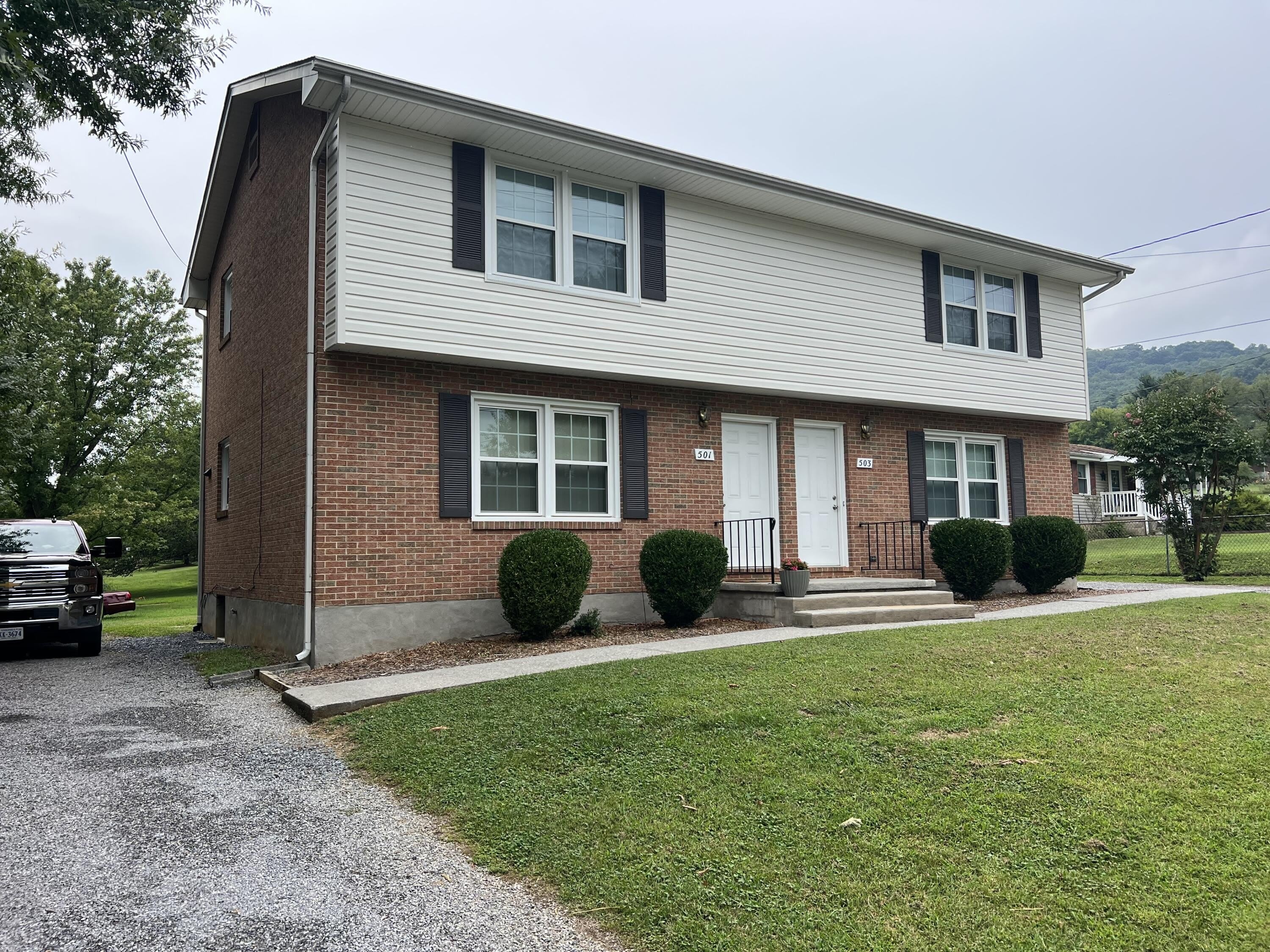 501 POPLAR Ave – photo 1 of 10
