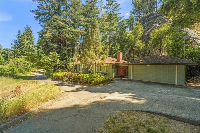 111 Lake Dr – photo 1 of 11