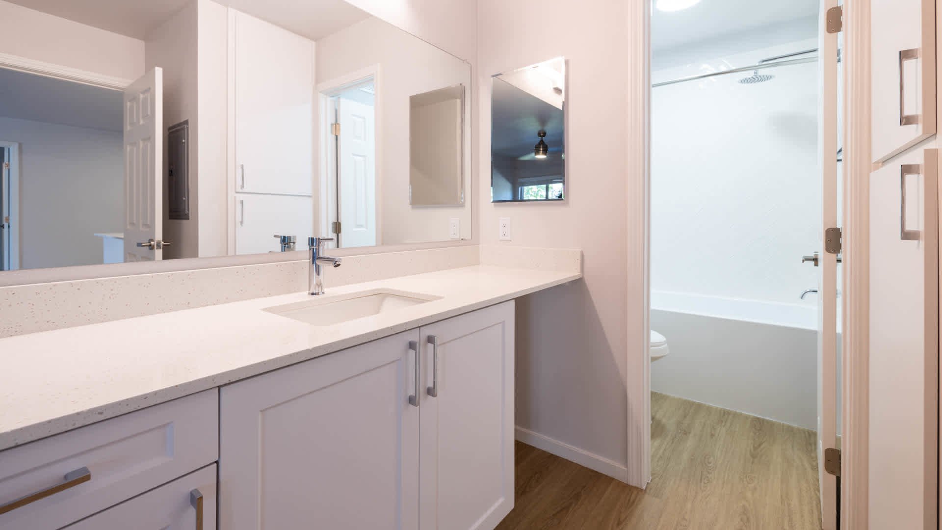 Pearl – photo 1 of 76