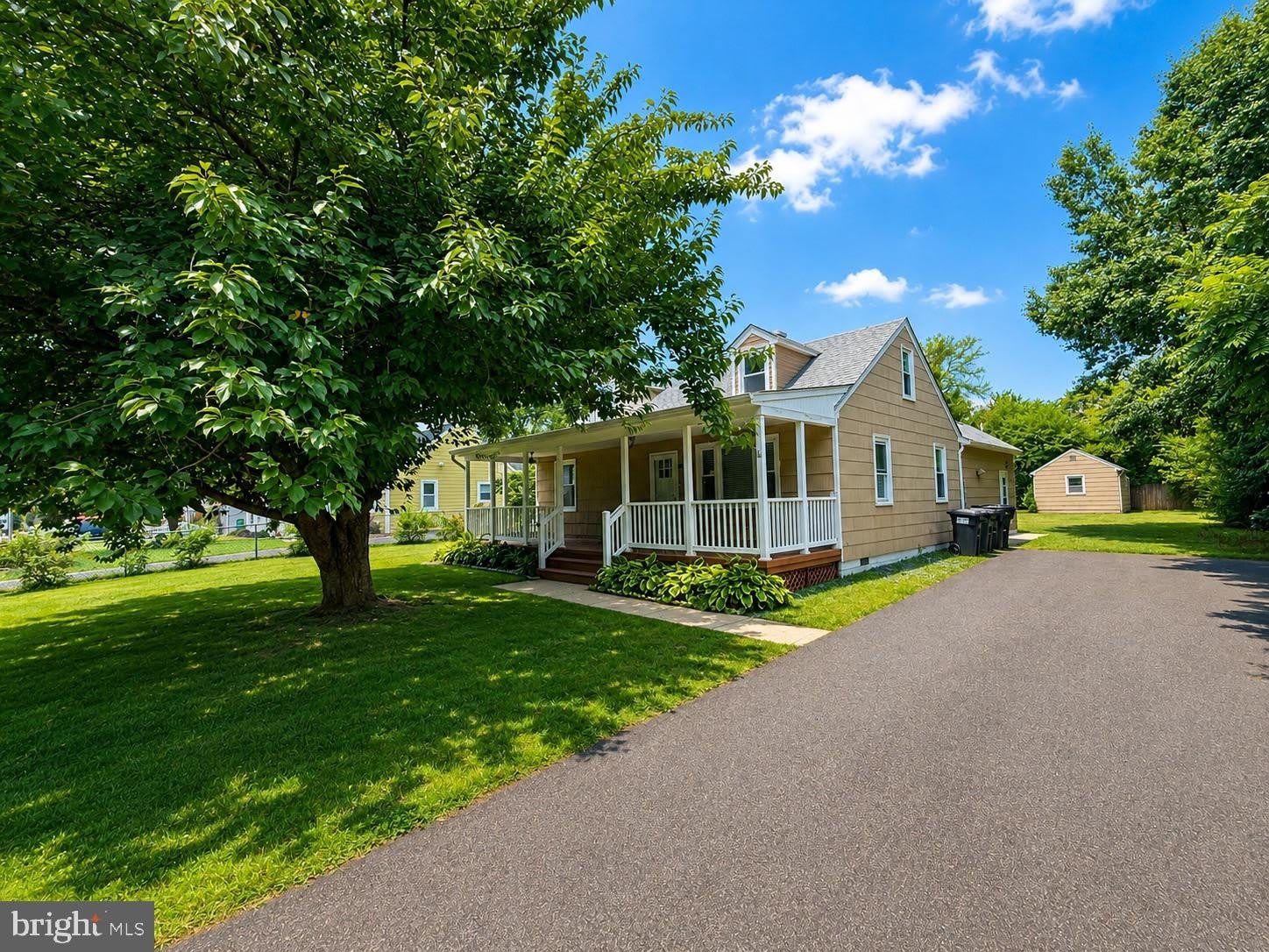 14704 FEATHERSTONE Road – photo 1 of 31
