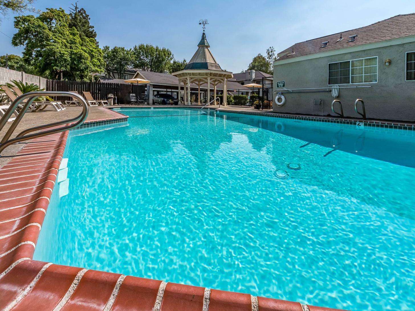 Woodlake Close – photo 1