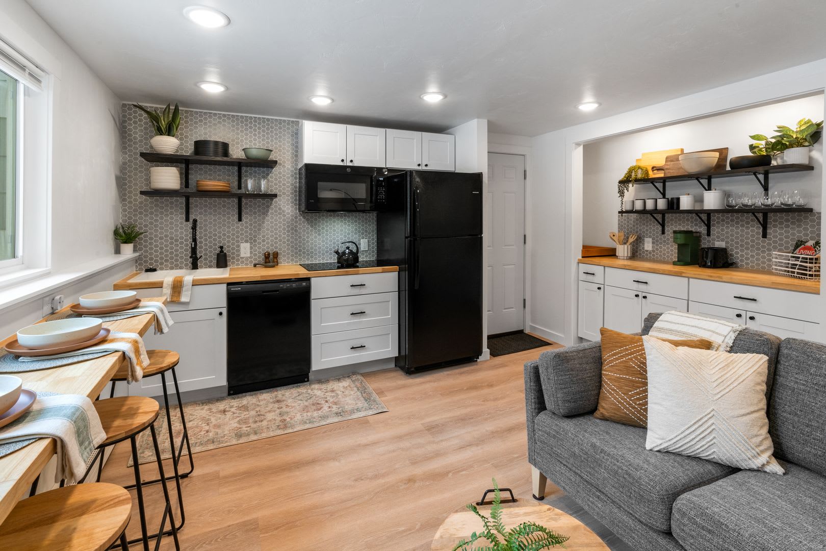 Stylish Turnkey Furnished 2 Br Daylight Basement Apartment Utilities Wi Fi Included – photo 1