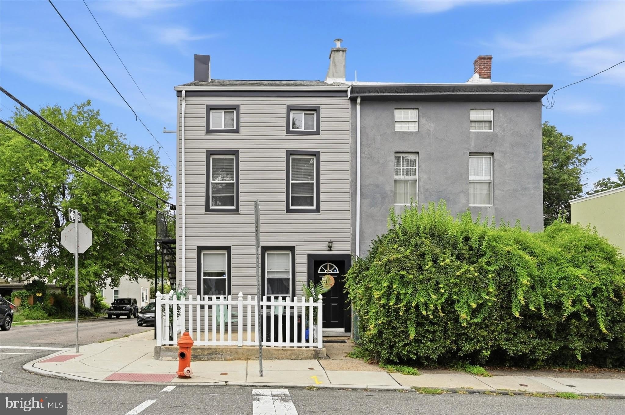 400 Green Lane – photo 1