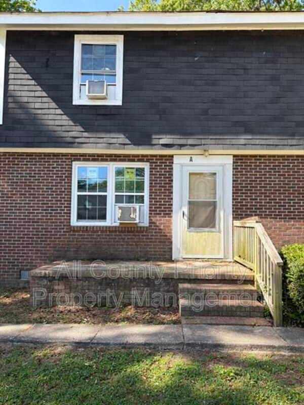 1706 Carolina St E, A – photo 1 of 15