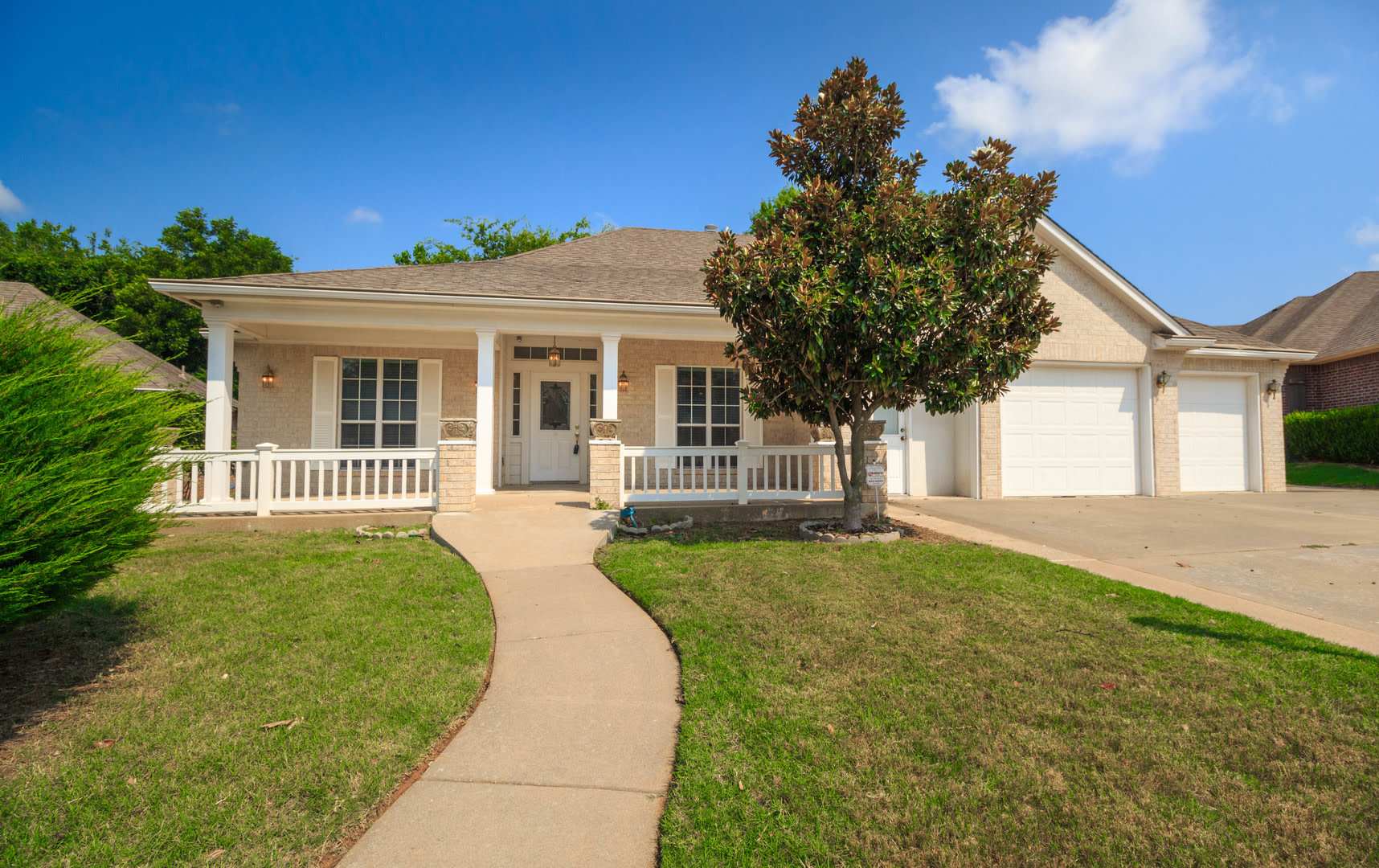 Remodeled Huge 4 Bedroom With Bonus Rooms And Many Bathrooms In Broken Arrow – photo 1 of 79