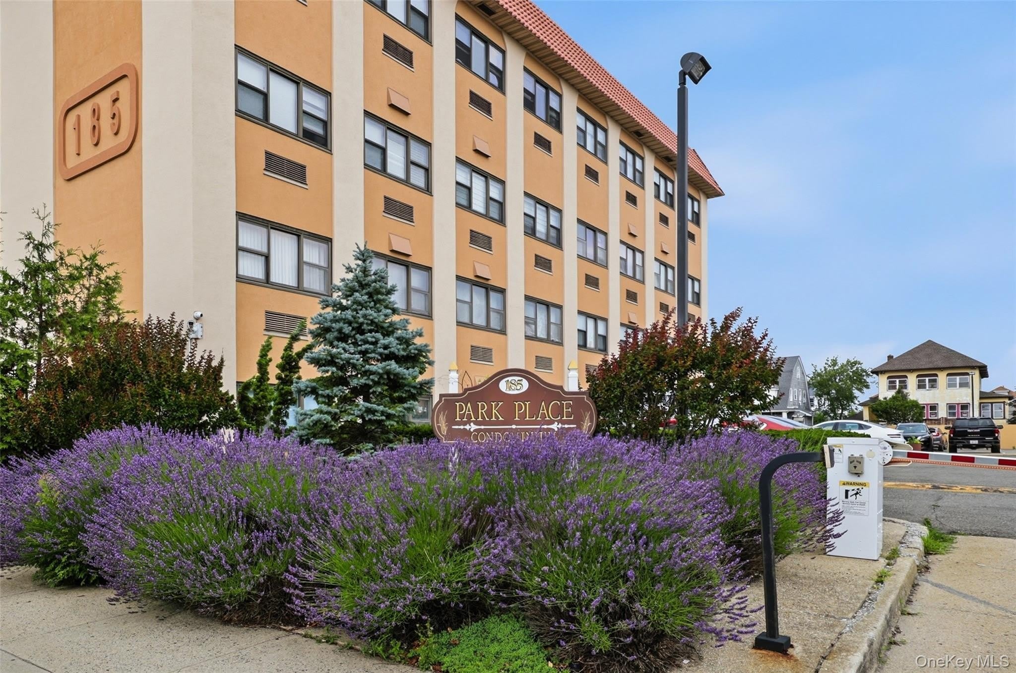 185 W Park Avenue – photo 1