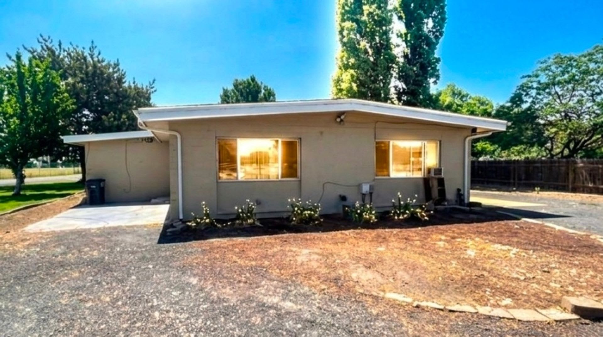 Charming 2BR Duplex in Moses Lake – photo 1 of 15