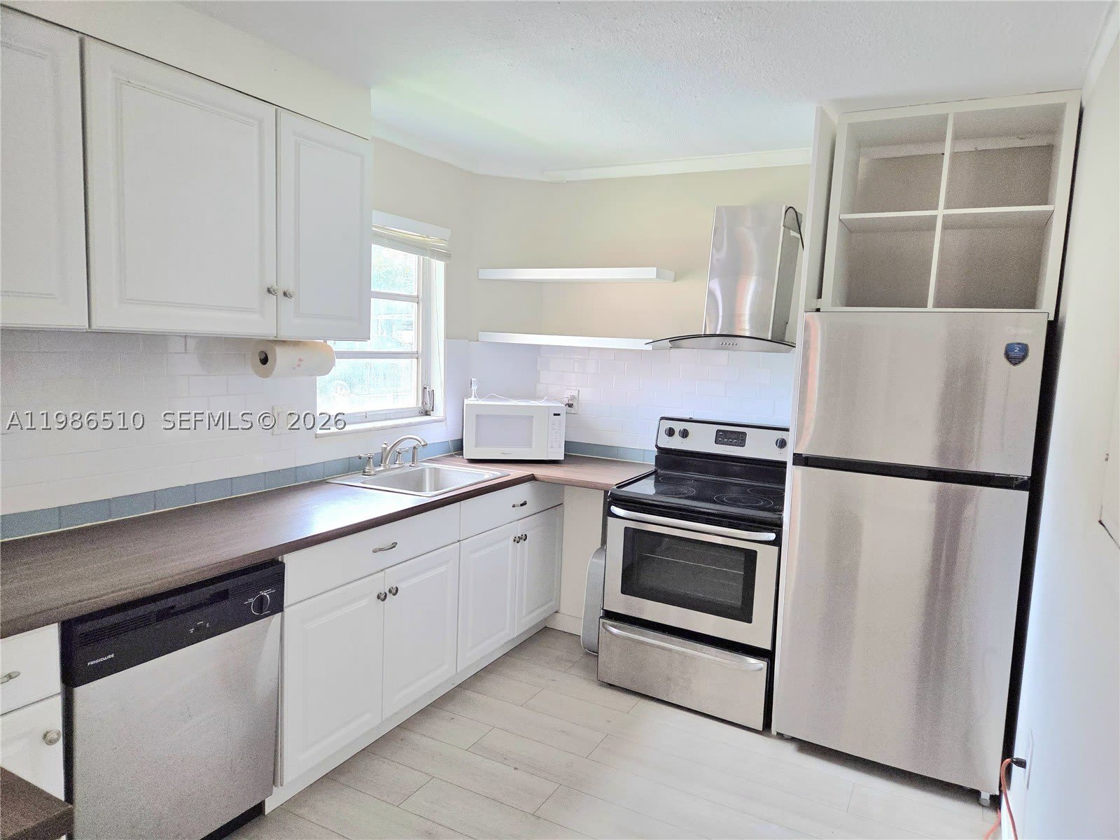 1700 NE 191st St – photo 1 of 22