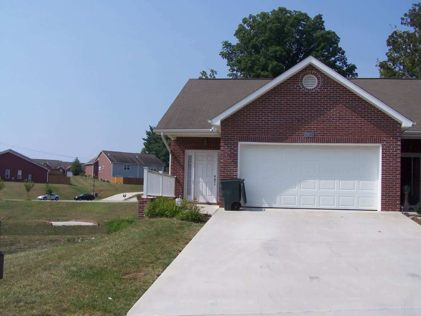 3 bed, 2 bath, 2 car garage w/ bonus room and fenced yard in W. Knoxville – photo 1
